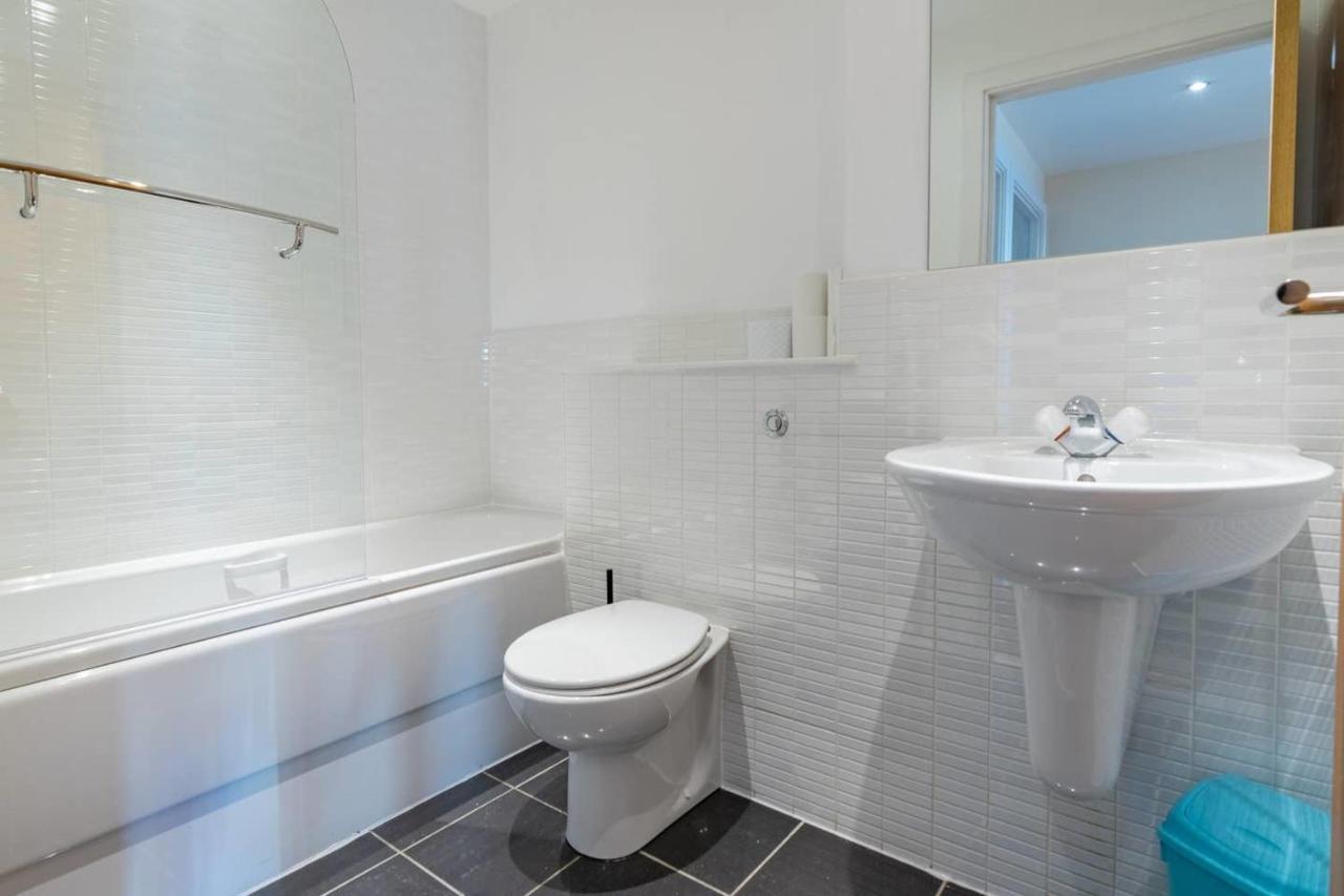 Modern 2 Bed Apartment, Next To Hydro And Secc! غلاسغو المظهر الخارجي الصورة